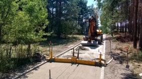 Układanie kostki brukowej.