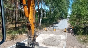 Układanie kostki brukowej.