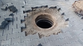 Układanie kostki brukowej. Regulacja włazów.