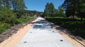 Układanie płyt betonowych.