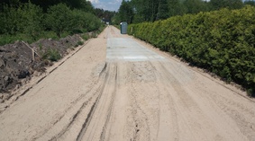 Układanie płyt betonowych.