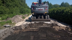 Układanie płyt betonowych.