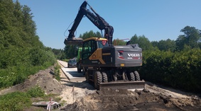 Układanie płyt betonowych.