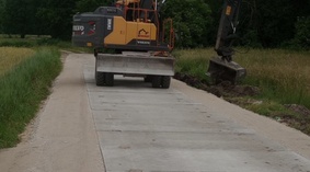 Układanie płyt betonowych.
