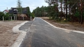 Wykonanie zjazdów i utwardzenie poboczy.
