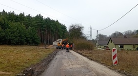 Rozpoczęcie robót budowlanych. Wykonanie utwardzenia poszerzonego pobocza.