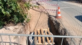 Budowa kanalizacji deszczowej. Montaż studni rewizyjnych.
