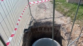 Budowa kanalizacji deszczowej. Montaż studni rewizyjnych.