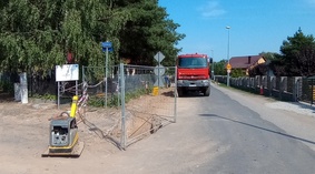 Budowa kanalizacji deszczowej. Montaż wpustów ulicznych.