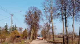 Korytowanie kolejnego odcinka drogi w pasie dz. nr 123