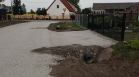 Wymiana przepustów na zjazdach oraz wykonanie podbudowy na zjazdach.