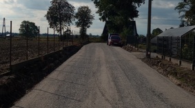 Wykonanie górnej warstwy podbudowy na przebudowywanych odcinkach dróg.