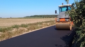 Wykonanie nawierzchni bitumicznej - warstwy ścieralnej.