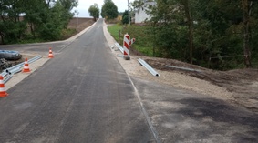 montaż barier ochronnych oraz oznakowania pionowego.