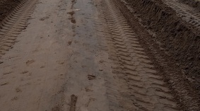 Przystąpiono do profilowania istniejącej nawierzchni na odcinku od km 0+000 do km 0+600 w miejscowoś