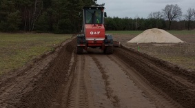 Przystąpiono do profilowania istniejącej nawierzchni na odcinku od km 0+000 do km 0+600 w miejscowoś