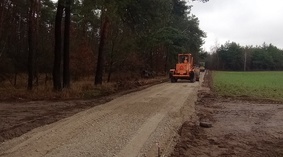 Przystąpiono do wbudowania podbudowy na odcinku od km 0+000 do km 0+600 w miejscowości Wilkostowo w