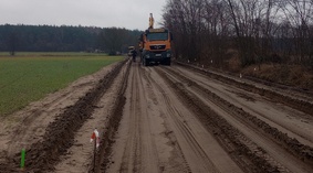 Przystąpiono do profilowania istniejącej nawierzchni na odcinku od km 0+000 do km 0+600 w miejscowoś