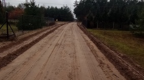 Przystąpiono do profilowania istniejącej nawierzchni na odcinku od km 0+000 do km 0+600 w miejscowoś