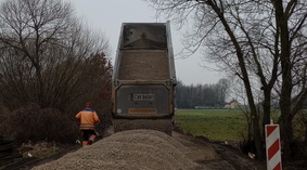 Przystąpiono do wbudowania podbudowy na odcinku od km 0+000 do km 0+600 w miejscowości Wilkostowo w