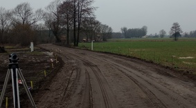 Przystąpiono do profilowania istniejącej nawierzchni na odcinku od km 0+000 do km 0+600 w miejscowoś