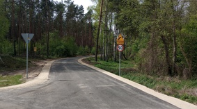 Profilowanie i zagęszczanie kruszywa na poboczu.
