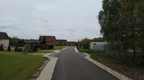 Profilowanie i zagęszczanie kruszywa na poboczu.