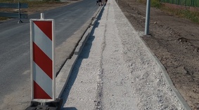 Wbudowanie oporników i podbudowy wzdłuż ulicy Sportowej w m. Stawki.