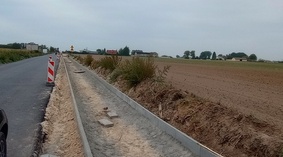 Wbudowanie oporników w pasie ścieżki rowerowej i krawężników w zjazdach w m. Przybranowo.