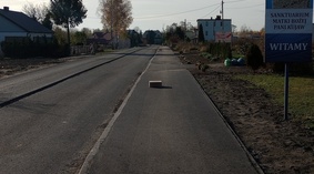 Wykonano nawierzchnię bitumiczną ścieżki rowerowej w miejscowości Ostrowąs.