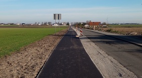 Wykonano nawierzchnię bitumiczną ścieżki rowerowej w miejscowości Ostrowąs.