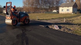 Wykonanie nawierzchni bitumicznej na zjazdach.