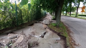 Rozbieranie istniejących chodników na odcinku od km 0+000 do km 0+400.