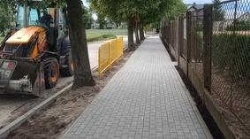 Układanie kostki brukowej na 1-szym odcinku chodnika od km 0+000 do km 0+100