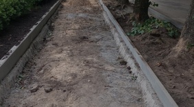 Wbudowanie obrzeży i krawężników na kolejnym odcinku drogi od km 0+100 do km 0+150