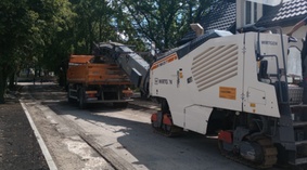 Frezowanie istniejącej nawierzchni jezdni od km 0+000 do km 0+405.