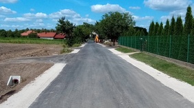 Zakończono wykonanie nawierzchni bitumicznej oraz poboczy na odcinku drogi od km 0+400 do km 0+708