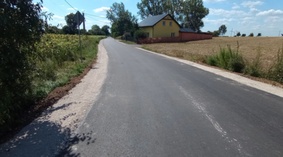 Zakończono wykonanie nawierzchni bitumicznej oraz poboczy na odcinku drogi od km 0+708 do km 1+022