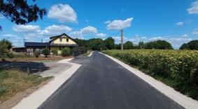 Zakończono wykonanie nawierzchni bitumicznej oraz poboczy na odcinku drogi od km 0+708 do km 1+022