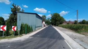 Zakończono wykonanie nawierzchni bitumicznej oraz poboczy na odcinku drogi od km 0+708 do km 1+022