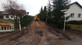 Korytowanie i wbudowanie oporników na kolejnym odcinku drogi.