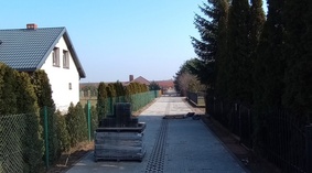 Układanie kostki brukowej na kolejnym odcinku drogi.