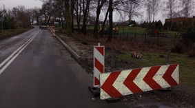 Rozpoczęto prace budowlane. Wbudowanie krawężników.