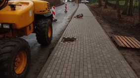 Układanie kostki brukowej.
