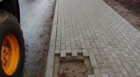Układanie kostki brukowej.