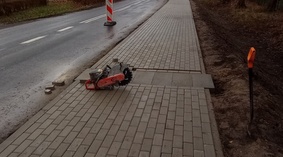 Układanie kostki brukowej.
