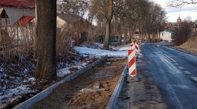 Wykonawca przystąpił do wykonania kolejnego odcinka chodnika. Rozpoczęto wbudowanie krawężników.