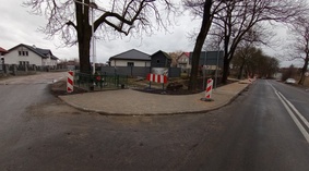 Zakończono układanie kostki na kolejnym odcinku chodnika i na zjazdach.