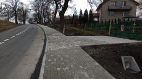 Zakończono układanie kostki na kolejnym odcinku chodnika i na zjazdach.