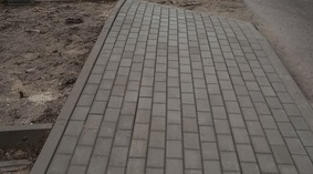 Układanie kostki brukowej i wykonanie zjazdów.